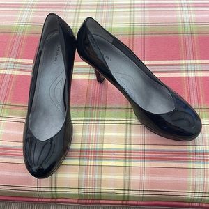 Tahari “Lonnie” patent leather platform heels. Black. Size 8